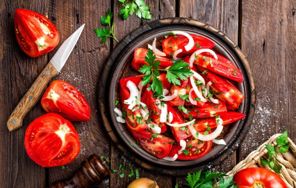 Аппетитный салат из свежих помидоров с луком и зеленью петрушки