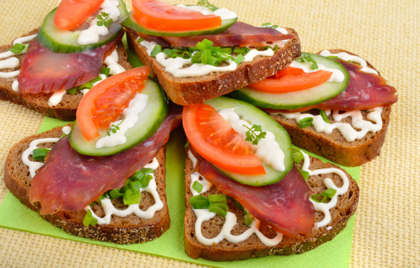 Аппетитные бутерброды с колбасой, помидорами и огурцами
