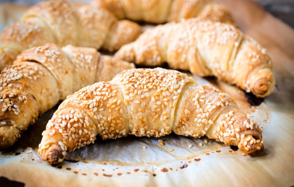 Ароматные свежие круассаны с кунжутом