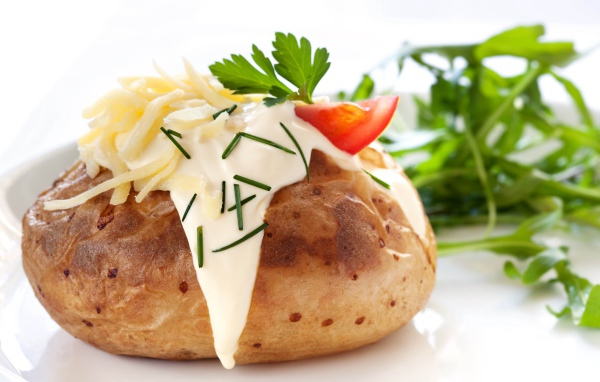 Запеченный картофель со сметаной, сыром и зеленью 