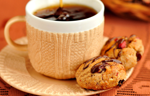 Печенье с шоколадом на столе с чашкой чая 