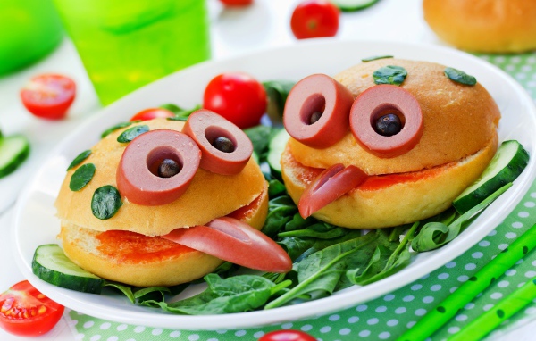 Креативные булочки с овощами и сосисками