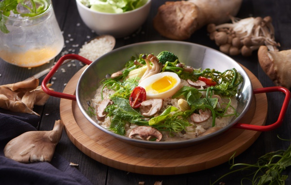 Вкусный рис с овощами и яйцом на столе