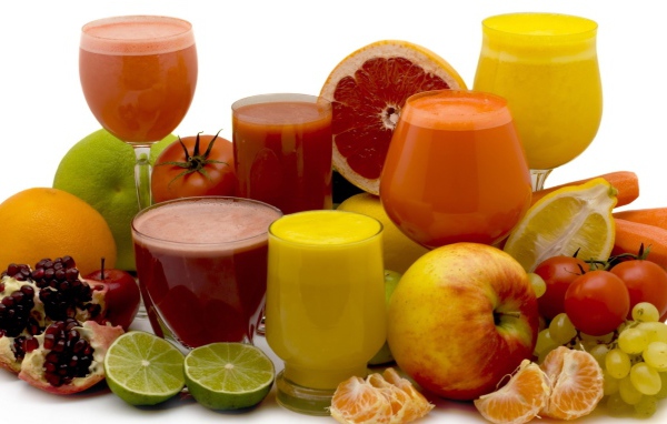 Разные свежие соки на белом фоне с фруктами