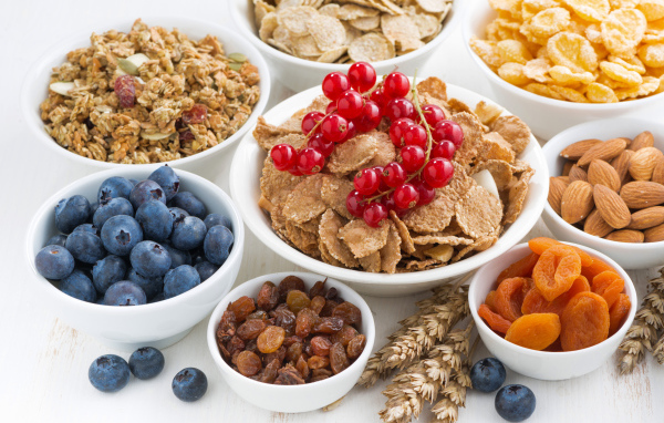 Хлопья на завтрак с орехами, ягодами и сухофруктами