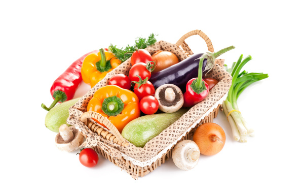 Свежие овощи в корзине на белом фоне