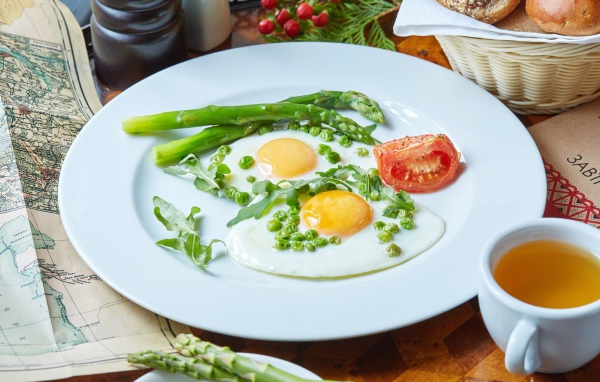 Яичница глазунья на завтрак с зеленым горошком и спаржей 