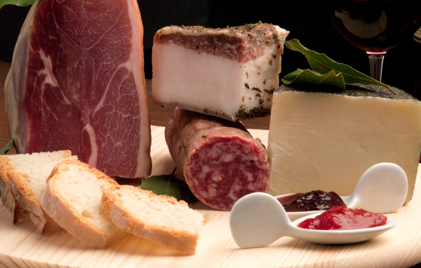 Ветчина, сало, колбаса,сыр и хлеб на столе