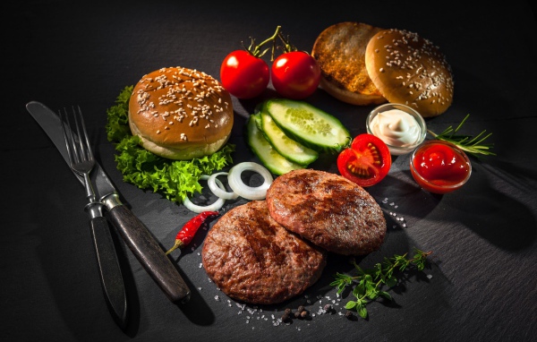 Ингредиенты для гамбургера на столе 