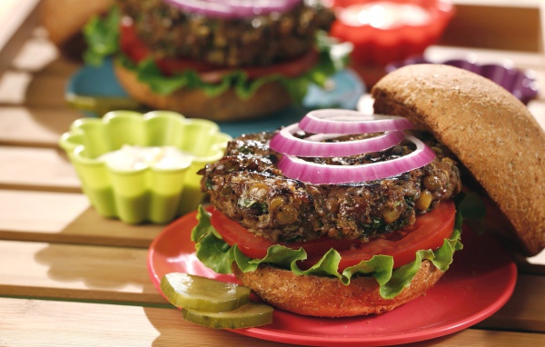 Сочный гамбургер на столе с соусом 