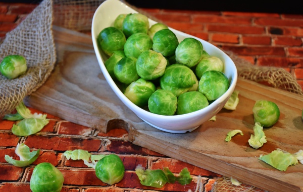 Маленькая зеленая брюссельская капуста на столе 