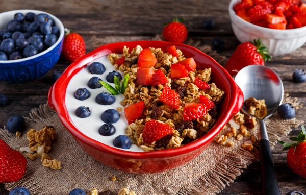 Мюсли с йогуртом, ягодами клубники и черники на завтрак
