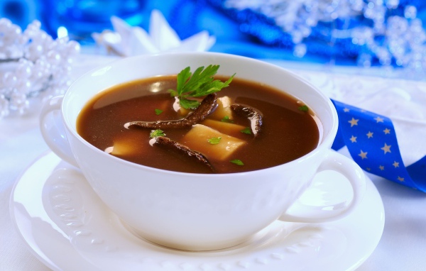 Грибной суп в белой тарелке