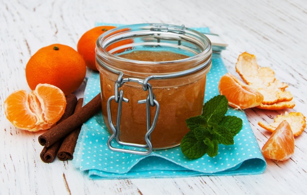 Апельсиновый джем с корицей на салфетке