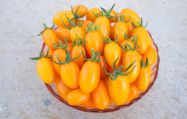 Оранжевые помидоры на тарелке крупным планом