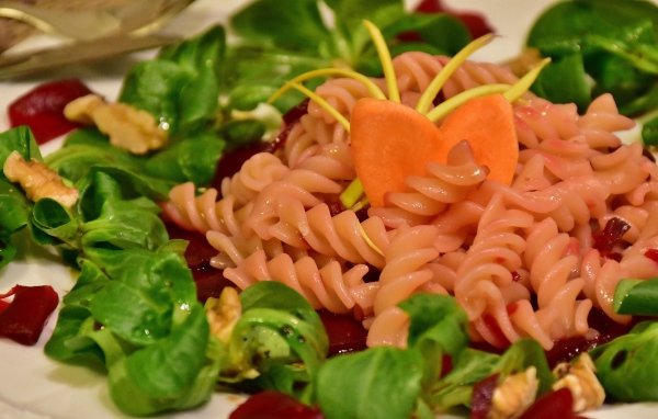 Макароны с базиликом и соусом на обед 