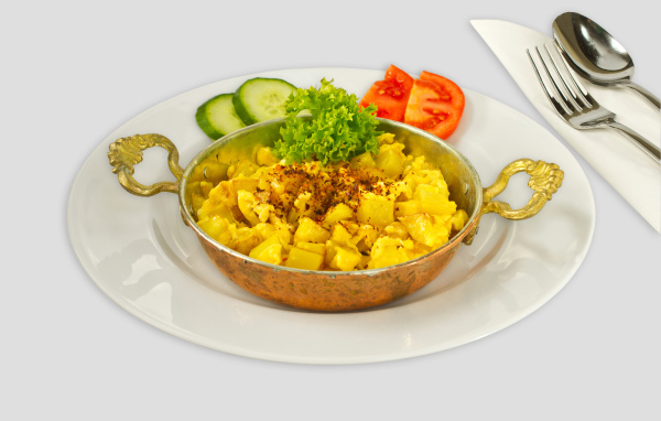 Картофель с овощами на белой тарелке