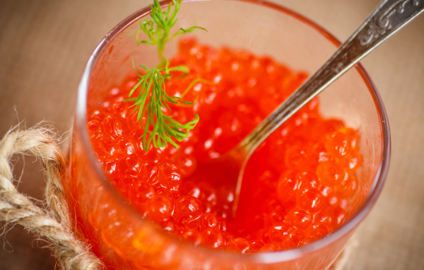 Красная икра в баночке с вилкой 