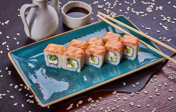 Роллы Филадельфия на столе с соевым соусом