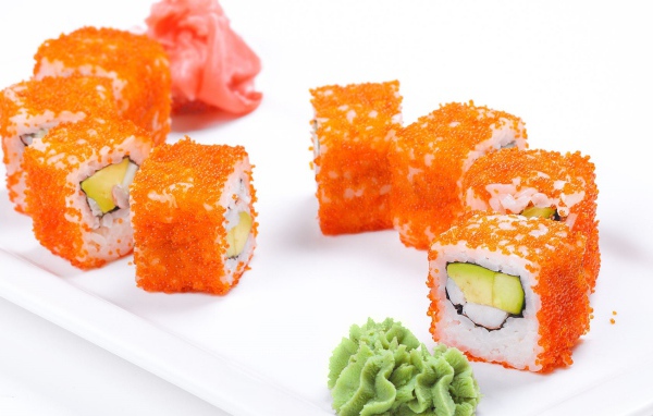 Роллы с васаби и имбирем на белом фоне
