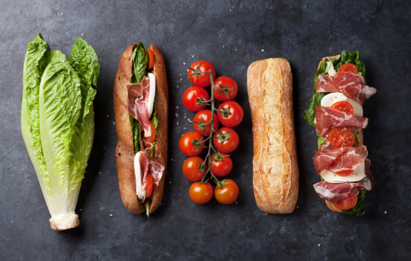 Сендвич с капустой и помидорами на столе