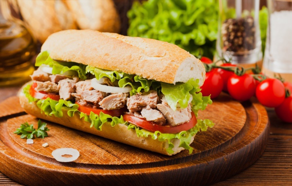 Бутерброд с мясом, помидорами и листьями салата 