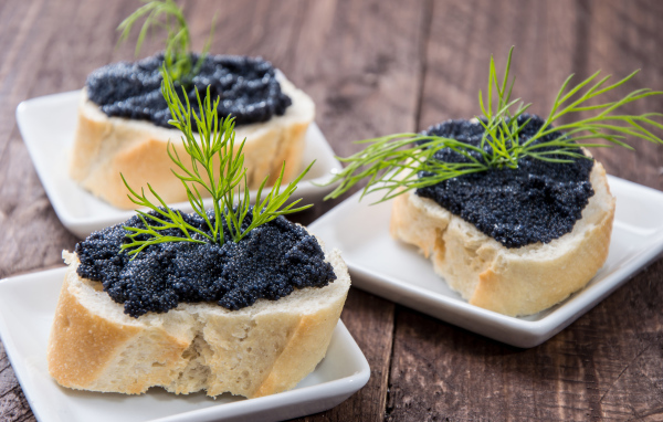 Бутерброды с черной икрой и укропом