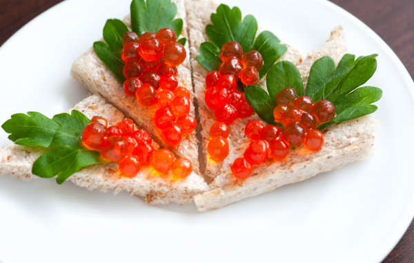 Бутерброды с красной икрой и листиками петрушки