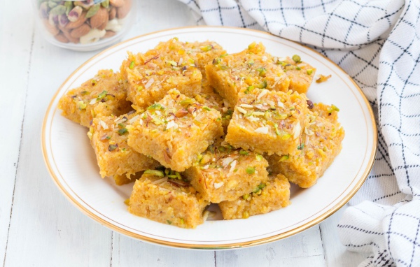 Кусочки сыра тофу на тарелке