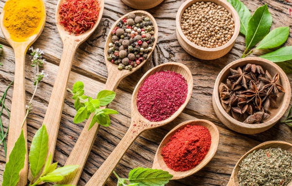 Специи в деревянных ложках на столе