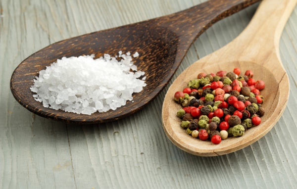 Деревянные ложки с солью и с перцем