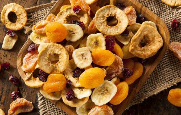 Аппетитные сухофрукты на подносе крупным планом