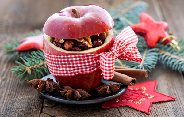 Яблоко с орехами внутри перевязано бантом