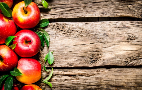 Яблоки на деревянном фоне, шаблон