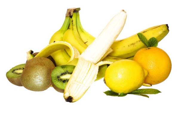 Бананы, киви, лимон и апельсин на белом фоне