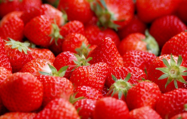 Красивая спелая красная клубника крупным планом