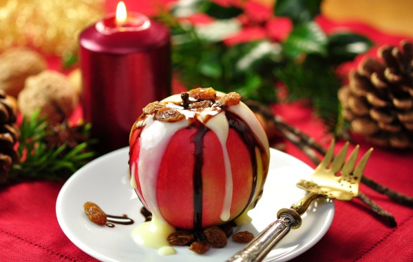 Рождественский десерт из яблока с изюмом и сыром на столе