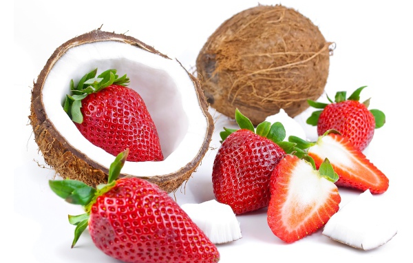 Кокосы со свежей клубникой на белом фоне