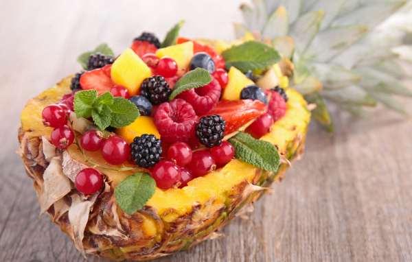 Свежие ягоды в ананасе