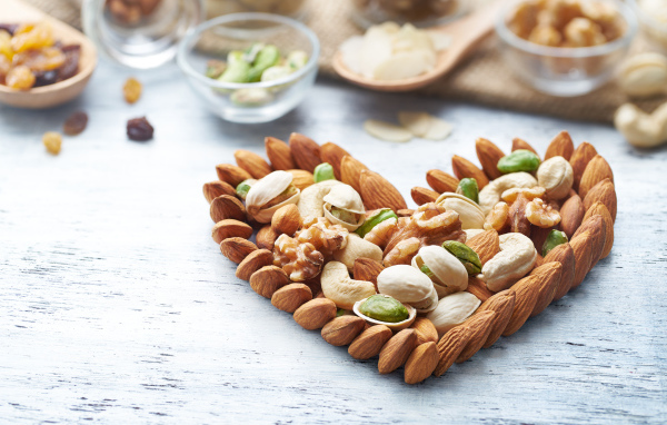 Сердце из орехов на деревянном столе