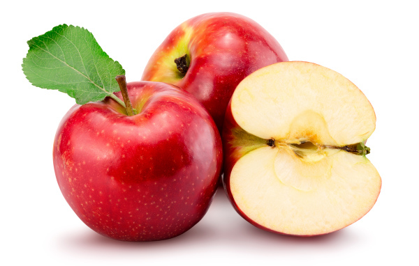 Сочные красные яблоки на белом фоне