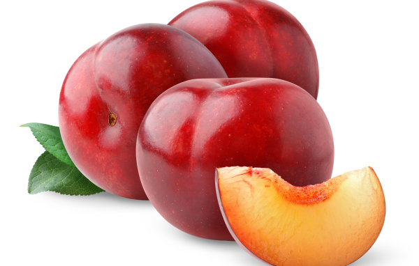 Сочные спелые розовые сливы на белом фоне