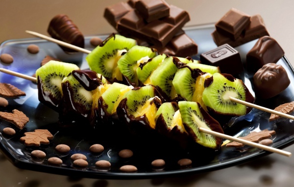 Киви на деревянных палочкам в шоколаде