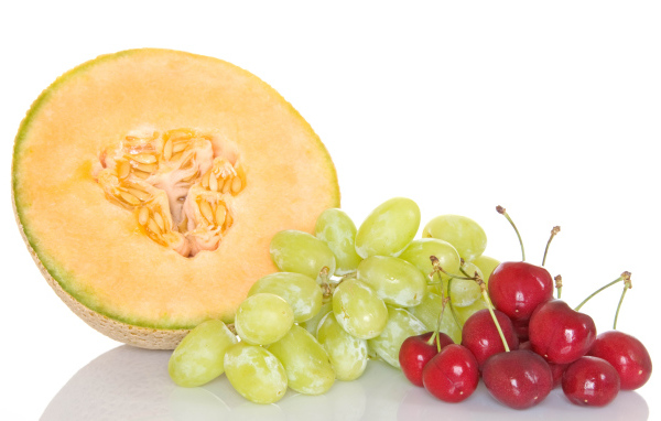 Дыня, виноград и черешни на белом фоне