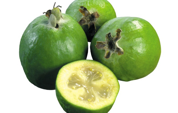 Спелые вкусные плоды фейхоа на белом фоне