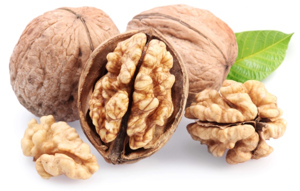 Грецкие орехи на белом фоне крупным планом