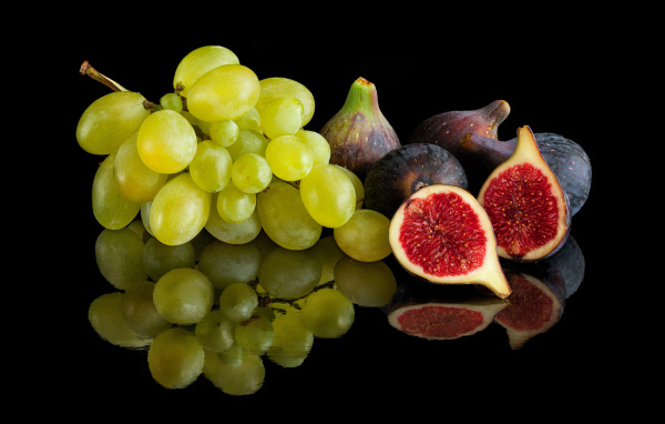 Белый виноград и инжир на черном фоне