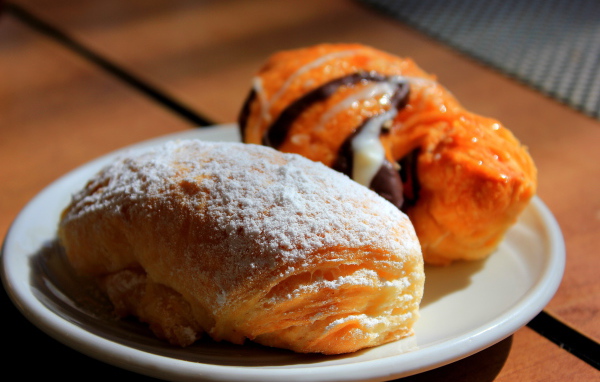 Свежие аппетитные булочки на белой тарелке