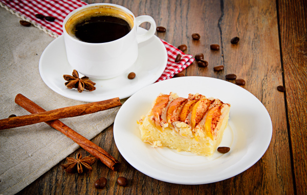 Чашка кофе на столе с кусочком пирога