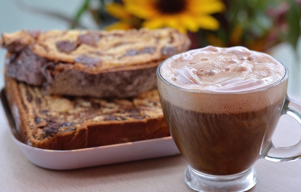 Чашка вкусного какая на столе с кусочками кекса